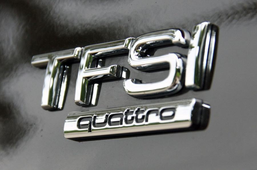 Логотип Audi Q7 3.0T Quattro (4L) 2010 года  (фото 17 из 38)